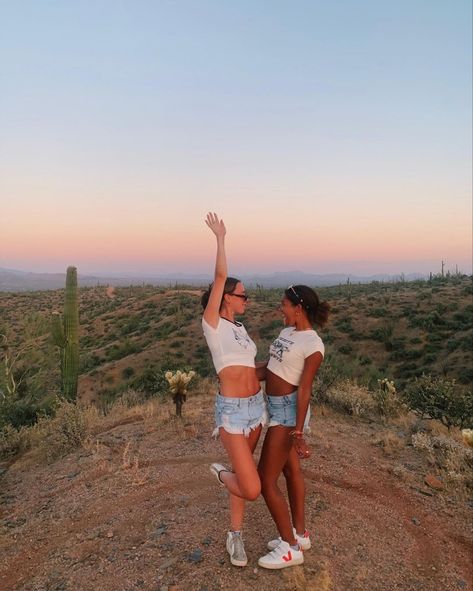 Arizona Spring Break Outfits, Arizona Photoshoot Ideas, Arizona Instagram Pictures, Arizona Picture Ideas, Hiking Pictures With Friends, Scottsdale Arizona Outfits, Arizona Travel Outfits, Hiking Instagram Pictures, Arizona Spring Break