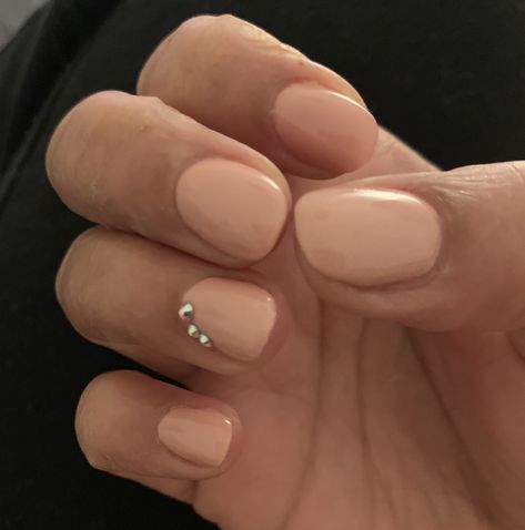 Two Rhinestones On Nails, Short Nail Designs With Rhinestones Gems, Nails With Rine Stones, Nails With Stones Rhinestones, Simple Nails With Rhinestones, Rine Stone Nails Designs, Rhinestones On Nails, Rhine Stone Nails, Short Nails With Rhinestones