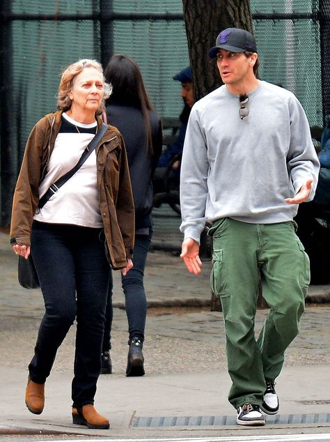 Jake Gyllenhaal Spends Some Quality Time With His Mom in the Big Apple Jake Gyllenhaal Outfits, Jake Baby, Dystopian Fashion, The Big Apple, Jake Gyllenhaal, Old Money Style, Streetwear Men Outfits, 가을 패션, Big Apple