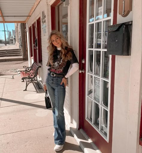 Relaxed Country Outfit, Casual Western Outfits For Women Winter, Western Casual Outfits Winter, Country Bar Outfits Women, Long Sleeve Country Outfits, Country Grunge Aesthetic, Turtle Neck Western Outfit, Alt Country Fashion, City Country Outfits