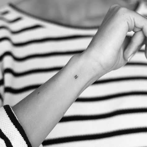 Hanna Tattoo, Diy Tattoo Permanent, Tattoo Minimal, Inspiration Tattoos, Tattoos Geometric, Initial Tattoo, Tattoos For Daughters, Little Tattoos, Simplistic Tattoos