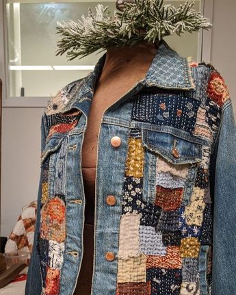 Artisanats Denim, Japanese Boro, Boro Stitching, Quilted Clothing, Denim Crafts Diy, Embellished Denim Jacket, Quilt Coat, Quilted Clothes, Denim Art