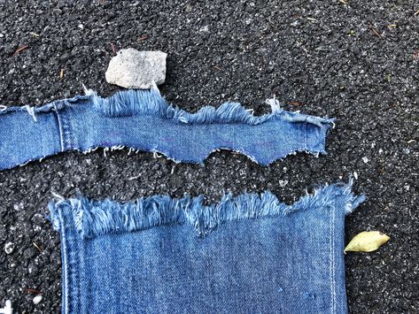 Destress Jeans Diy, How To Fray Bottom Of Jeans Diy, Distressing Jeans Diy, Frayed Hem Jeans Diy, Frayed Jeans Diy, Raw Hem Flare Jeans, Denim Hacks, Diy Distressed Jeans, Fashion Upcycle