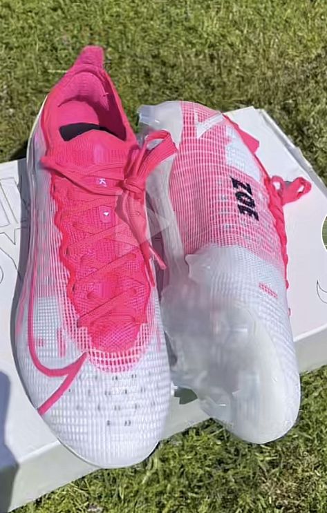 Soccer Boots Aesthetic, Pink Nike Cleats, Cleats Aesthetic, Soccer Cleats Aesthetic, Cute Soccer Cleats, Soccer Girl Aesthetic, Best Football Shoes, Pink Cleats, Girls Soccer Shoes