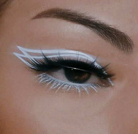 Artemis Inspired Makeup, Angle Halloween Make Up, Angle Makeup Looks, Easy Graphic Liner Hooded Eyes, Black And White Makeup Aesthetic, Gojo Makeup, Grafic Eyeliner Makeup, Makeup Looks Eyes, Eyeliner Looks Goth