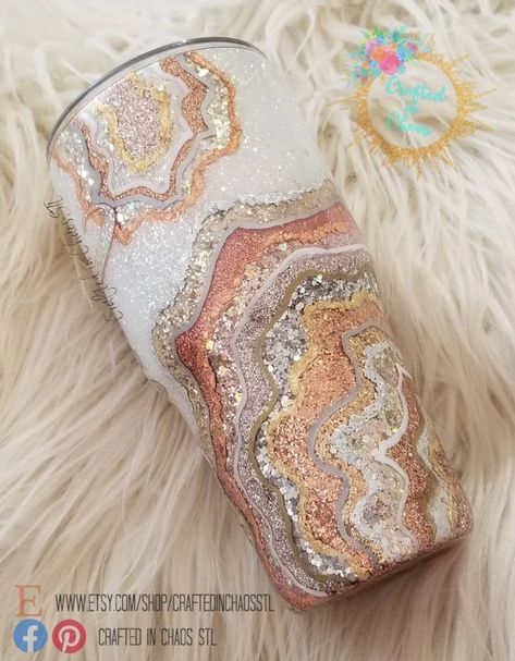 Realistic Rose Gold and Metals Geode Geode Ozark/rtic/yeti - Etsy Geode Tumbler, Epoxy Pens, Realistic Rose, Epoxy Tumblers, Glitter Tumbler Cups, Yeti Cup, Pretty Cups, Cup Designs, Glitter Tumblers