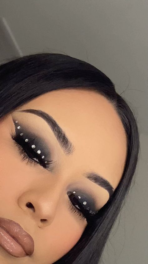 Maquillage Yeux Cut Crease, Makeup Cantik, Video Makeup, Rhinestone Makeup, Make Up Inspiration, Eye Makeup Pictures, Makijaż Smokey Eye, Eye Makeup Designs, Dope Makeup