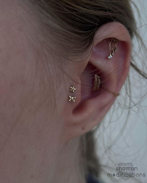 Double tragus by Jade Winston (@jadewinston) using the cutest little 14k yellow gold Butterfly & Buttercup end from @leroifinejewellery 🌼 | Instagram Double Tragus Piercing, Double Tragus, Outer Conch Piercing, Outer Conch, Tragus Piercing Jewelry, Piercing Inspo, Tragus Jewelry, Piercing Tragus, Ear Design