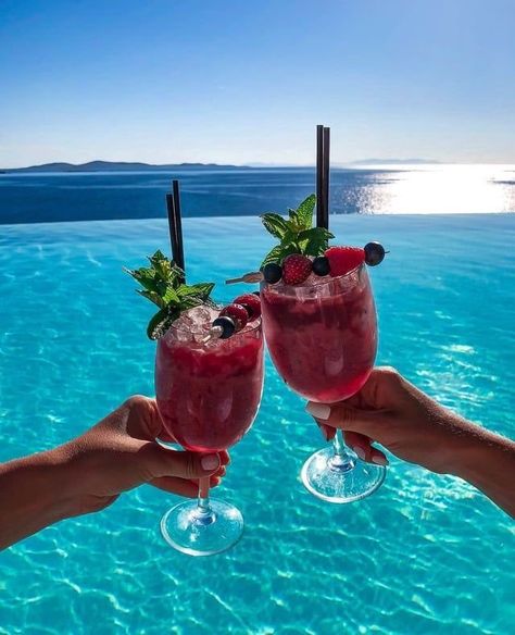 Cavo Tagoo Mykonos, Fancy Drinks, Pretty Drinks, Think Food, Mixology, Summer Drinks, Mykonos, Yummy Drinks, Aesthetic Food