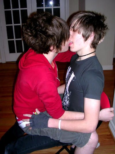 Hot Emo Couple Emos Making Out, Emo Couple, Cute Emo Couples, Emo Couples, Emo Love, Emo Men, I Need Love, Emo Pfp, Men Kissing