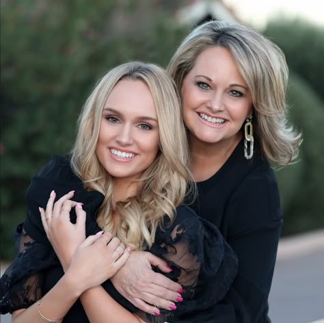 Mother Daughter Poses Photography, Mother Daughter Pictures Older, Mother Daughter Photoshoot Older, 19 Photoshoot, Mom And Daughter Photo Ideas, Mom Poses, Punk Photoshoot, Mother Daughter Photography Poses, Mom Daughter Photography