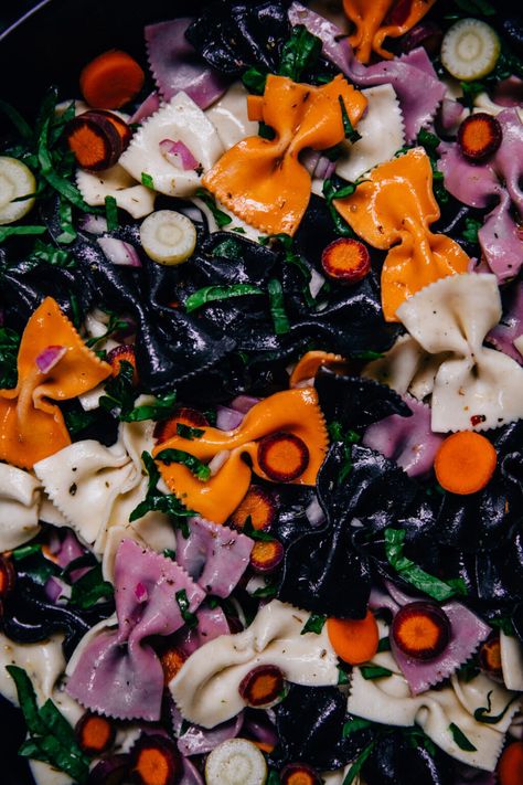 Halloween Pasta Salad, Halloween Pasta, Halloween Potluck, Halloween Eats, Spooky Dinner, Halloween Dinner Party, Vegan Halloween, Pasta Salad Dressing, Spooky Food