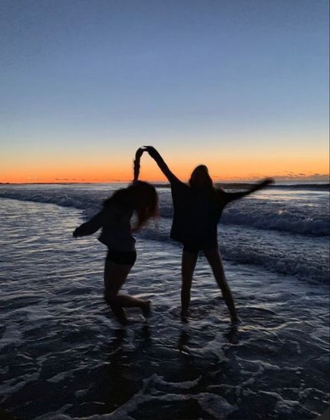 Summer | Summer Loving | Dancing | Beach | Beach Vacation | Vacation | Summer Aesthetic | Aesthetic Friendship Aesthetic, Friend Aesthetic, Cute Beach Pictures, Beach Sunset Wallpaper, Summer Picture Poses, Beach Pictures Friends, Photo Recreation, Artsy Photos, Shotting Photo