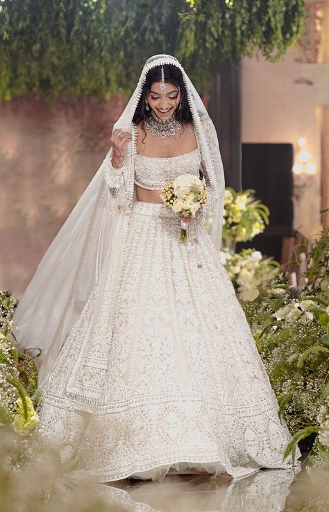 White Bridal Lehenga, Manish Malhotra Lehenga, Mumbai Wedding, Wedding Dresses Indian, Desi Wedding Dresses, Indian Wedding Outfit, Indian Bride Outfits, Indian Dresses Traditional, Indian Bridal Dress