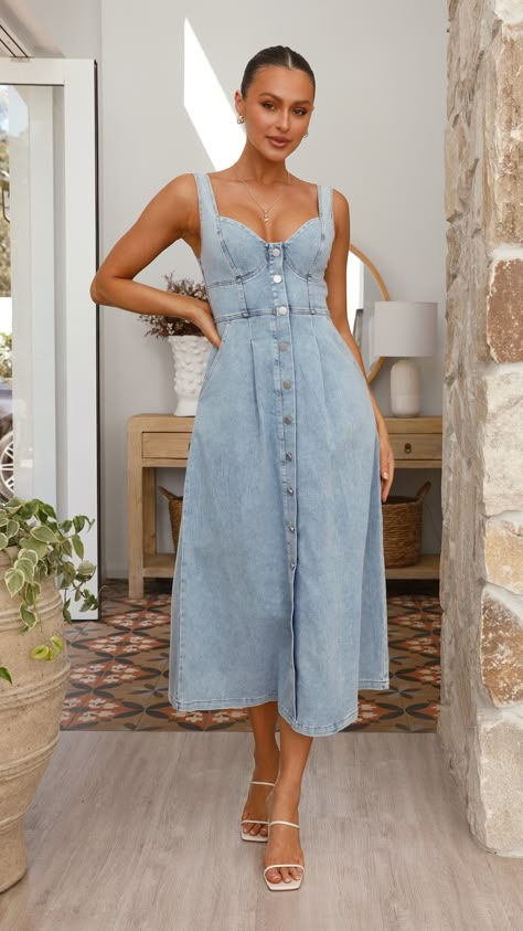 Styling A Denim Dress, How To Style A Jean Dress, Denim Dress Outfit Summer, Chic Denim Outfits, Jeans Dress Outfit, Denim Dress Style, Denim Dress Outfit, Chic Summer Dresses, Sweetheart Neckline Dress