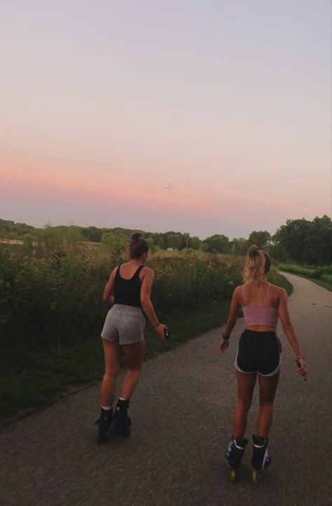 best friend goals, roller blading, roller skating, sunset Roller Skating Friends Aesthetic, Fun Summer Pics, Roller Skating With Friends, Rollerblade Aesthetic, Roller Blades Aesthetic, Summer Roller Skating, To Do With Best Friend, Roller Skating Fits, Inline Skating Aesthetic