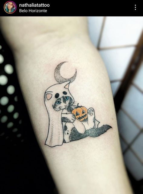 Fonte @nathaliatattoo Cute little drawings do Pumpkin Ghost Tattoo, Ghost Cat Tattoo Designs, Halloween Cat Tattoo Ideas, Ghost Hunting Tattoo, Ghost Animal Tattoo, Cow Ghost Tattoo, Cat Themed Tattoo, Ghost Kitty Tattoo, Funny Halloween Tattoos