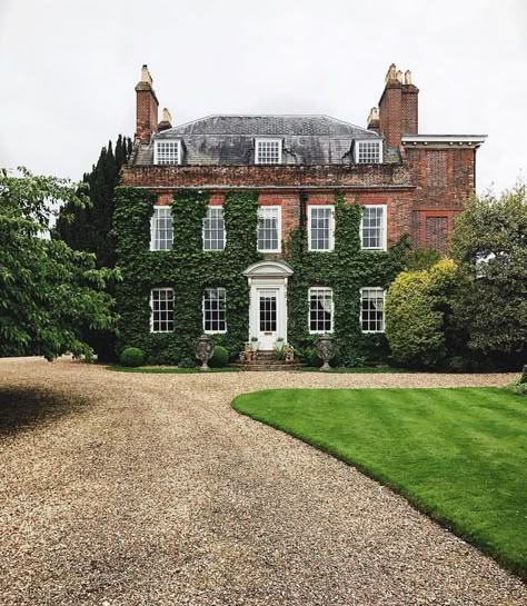 Ivy Covered Mansion, Brick House With Ivy, Ivy Covered House, Timeless Homes, Dream House Country, Evermore Era, English Country Manor, English Manor Houses, Amazing Homes