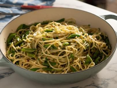 Lemon Pasta Recipe, Snap Peas Recipe, Lemon Spaghetti, Pasta With Peas, Snap Pea, Valerie Bertinelli, Pea Recipes, Lemon Pasta, Sugar Snap Peas