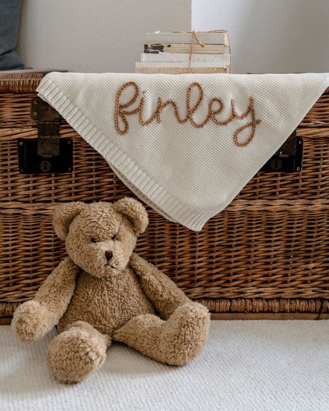 Knitted Name Blanket, Personalized Toddler Blanket, Embroidered Knit Blanket, Hand Embroidered Blanket, Crochet Baby Blanket With Name, Personalised Baby Blanket, Hand Embroidered Baby Gifts, Hand Embroidered Gifts Ideas, Embroidery For Baby Boy