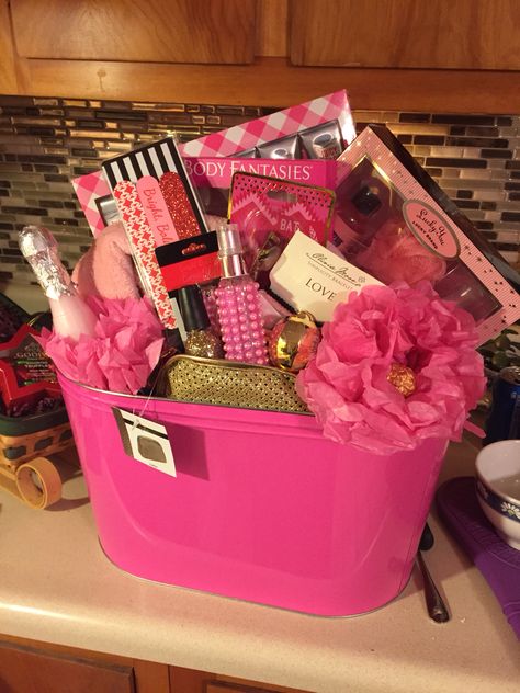 A gift Valentines Gift Basket Ideas For Women, Birthday Basket Ideas For Women, Pink Gift Basket, Homemade Gift Baskets, Personalized Gift Baskets, Boyfriend Gift Basket, Valentine's Day Gift Baskets, Pink Basket, Valentines Gift Bags