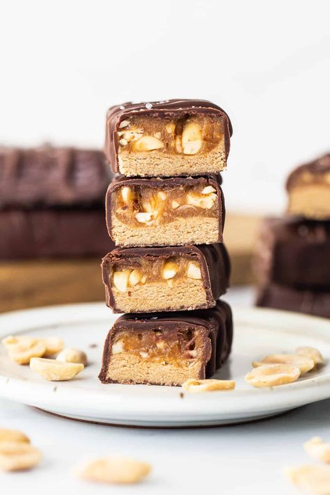 Have your candy bar and protein too! This is our protein Snickers bar recipe, made with nutritious ingredients such as oat flour, peanut butter, maple syrup, and protein powder. Snickers Protein Bar, Snickers Bars Recipe, Snickers Protein, Vegan Snickers, Low Carb Meats, Protein Bars Homemade, Homemade Snickers, Vegan Donuts, Protein Bar Recipes