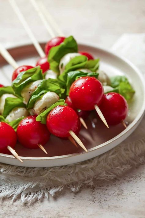 These easy Caprese Skewers taste like a Caprese salad on a stick! Perfect, make-ahead appetizer for summer BBQs. Caprese Appetizer, Caprese Bites, Appetizers Ideas, Keto Appetizers, Skewer Appetizers, Caprese Skewers, Bbq Side, No Cook Appetizers, Make Ahead Appetizers