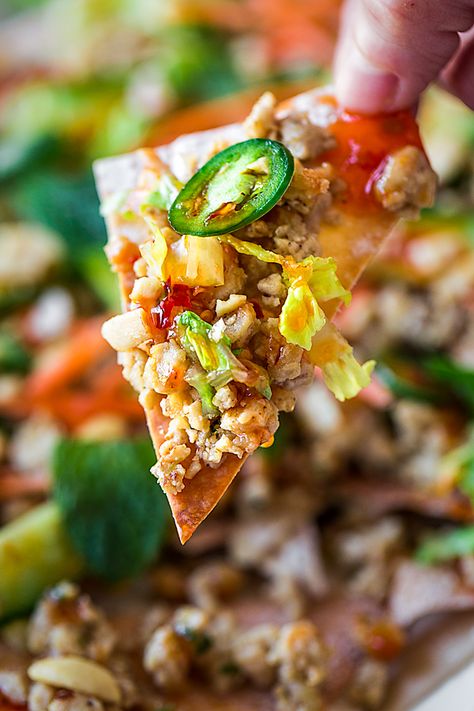 These delicious and crispy Thai nachos are loaded with lots of tasty Thai flavors from garlic, ginger, sweet chili sauce, peanuts, and a good kick of heat—they\'re the perfect fusion recipe to add to your list of favorite Thai appetizers! | thecozyapron.com #thairecipes #thaifood #appetizersforparty #appetizerseasy #appetizerrecipes #appetizersforpartyeasy Thai Italian Fusion, Thai Chicken Nachos, Thai Fusion Food Idea, Thai Nachos, Thai Appetizer Recipes, Asian Nachos, Thai Tacos, Chicken Salad Wontons, Tai Food Recipes