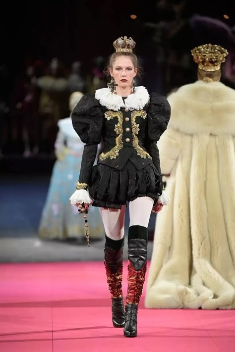 Rennaisance Outfits, Dolce Gabbana Alta Moda, Rococo Fashion, Milano Fashion, Dolce E Gabbana, Baroque Fashion, Fall Collection, Dries Van Noten, Vogue Paris