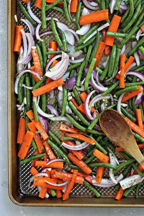 Roasted Green Beans And Carrots, Pan Green Beans, Green Bean Side Dish Recipes, Green Beans And Carrots, Carrots Roasted, Oven Roasted Green Beans, Oven Roasted Carrots, Green Beans Side Dish, Eating Carrots