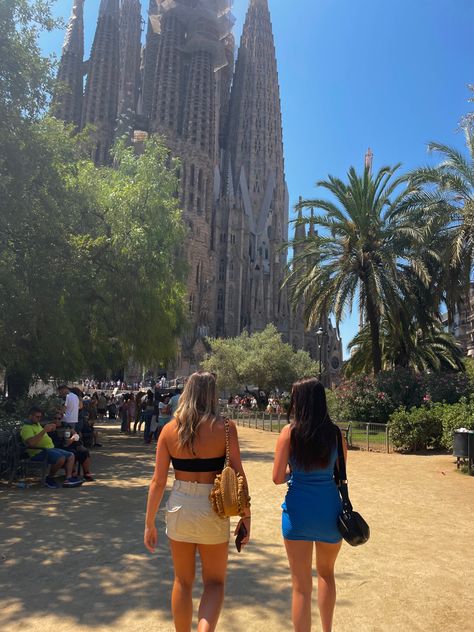 Exploring La Sagrada Familia in Barcelona with friends Barcelona Friends Aesthetic, Friends In Barcelona, Barcelona With Friends, Barcelona Pics Ideas, Spain With Friends, Barcelona Picture Ideas, Sagrada Familia Aesthetic, Spain Girls Trip, Barcelona Photo Ideas