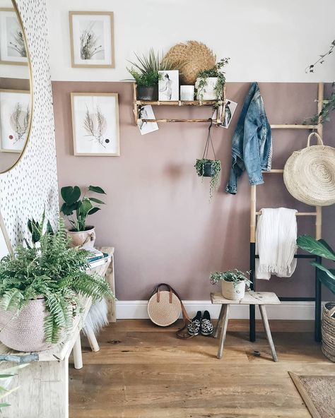 Danielle Louise on Instagram: “Happy monday x here's the other side of my Hall and its a damn hard shot to take 🙉 . I was pinned against the oppostie wall wanting to bind…” Pink Hallway Ideas, Hallway House, Sulking Room Pink, Pink Hallway, London Decor, Rose Bedroom, Interior Deisgn, Hallway Inspiration, Hallway Designs