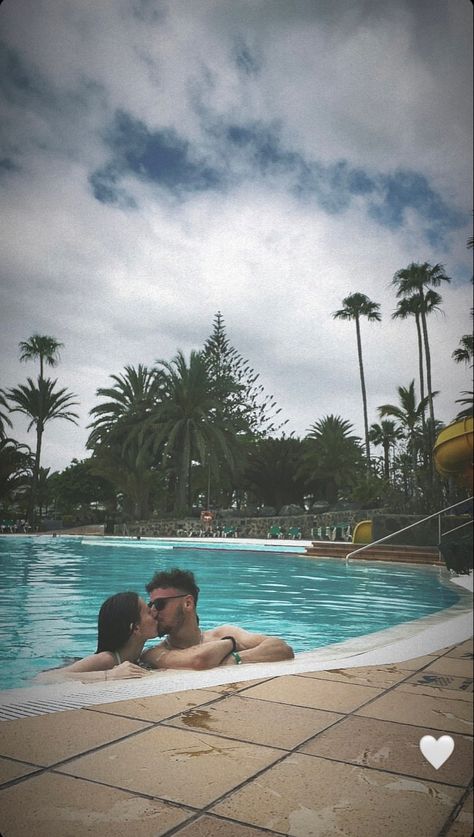 Couple Pool Poses, Pool Pictures With Boyfriend, Pool Couple Pictures, Swimming Pool Photography, Swimming Pictures, Pool Poses, Pool Photography, Couple Activities, Pool Picture