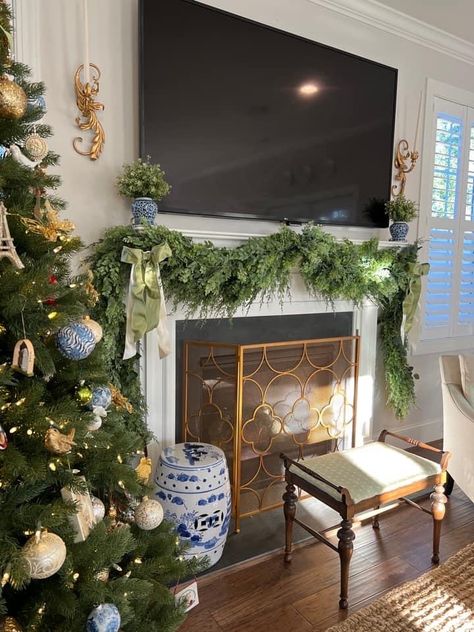 Christmas Mantle Traditional, Grandmellinial Christmas, Indoor Christmas Wreath Ideas, Grandmillenial Christmas Decorations, Indoor Christmas Wreath, Future Christmas, Holiday Interior, Christmas Wreath Ideas, Christmas Tree Trimming