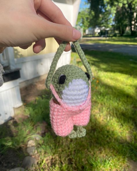 love my little froggy friends :) pattern by @cuddlycrochetsbykat | #crochet #handmade #frog #amigurumi #crochetinspiration #crochetkeychain Crochet For Friends, Amigurumi Aesthetic, Korean Crochet, Frog Amigurumi, 3d Crochet, Frog Crochet, Dorm Art, Crochet Frog, Crochet Keychain