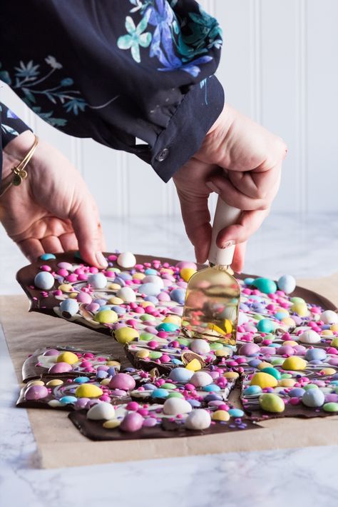 Easter Candy Bark | Easter ideas, Easter recipes, Easter brunch ideas, Easter crafts and more from @cydconverse Easter Bark Candy, Brunch Ideas Easter, Easter Bark, Chocolate Bark Christmas, Easter Brunch Ideas, Recipes Easter, New Year's Desserts, Chocolate Bark Recipe, Candy Bark