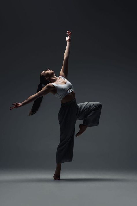 Contemporary Dance Silhouette, Dance Photoshoot Ideas Jazz, Jazz Dance Poses For Pictures, Contemporary Dance Photography Poses, Jazz Dance Poses, Contemporary Dance Photography, Contemporary Dance Poses, Dancer Photoshoot, Photo Danse