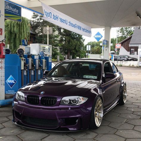 BMW E82 1M purple Cool Car Backgrounds, Bmw E87, E46 Coupe, Car Throttle, Stanced Cars, E36 M3, Polo Gti, Bmw Sport, Custom Bmw