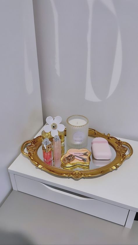 Tray Decor Aesthetic, Dorm Desk Mirror, Aesthetic Makeup Desk, Perfume Tray Aesthetic, Mirror Tray Decor Ideas, Minimalistic Vanity, Mirror Tray Decor, Dorm Mirror, Aesthetic Glossier