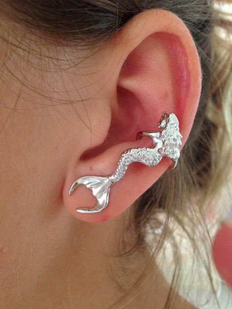 Mermaid ear cuff Piercings Ears, Mermaid Jewelry, Mermaid Life, Dope Jewelry, Funky Jewelry, Jewelry Lookbook, A Mermaid, Dream Jewelry, Jewelry Inspo