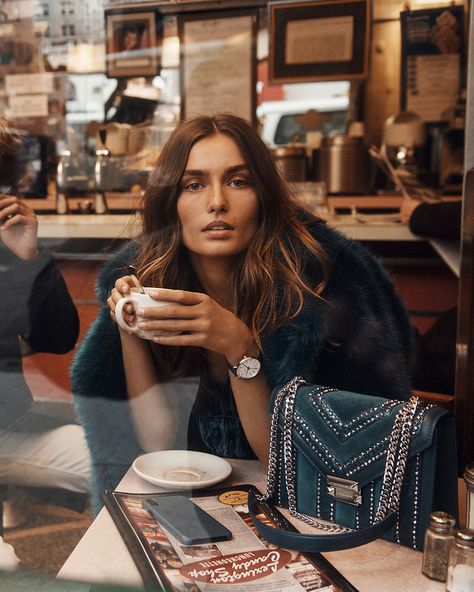 #SOGUCCI - MICHAEL KORS FALL 2018 AD CAMPAIGN | Very, very rarely does one get to have one’s cake and eat it too. For the past decade that is exactly what designer @MichaelKors has been able to do. | #LoveUs Brunch Outfits Fall, Michael Kors Fall, Campaign Fashion, Coffee Girl, Img Models, Michael Kors Outlet, Fashion Inspiration Design, Brunch Outfit, How To Pose