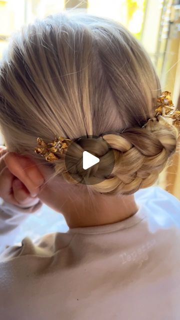 Jamie Beck on Instagram: "Giving Eloise yesterday’s hairstyling tutorial updo for ballet 🩰!

Floral hair accessories coming soon in collaboration with @cecileboccara ✨

#ballethair #ballethairstyle #hairstyling #hairstyletutorial #hairstylevideo #classichair #classichairstyle #braidstyles #braidideas" Nutcracker Ballet Hairstyles, Toddler Ballet Bun, Ballerina Hairstyles Kids, Ballet Hairstyles Kids, Toddler Ballet Hair, Girls Updo Hairstyles Kids, Toddler Updo Hairstyles, Toddler Wedding Hairstyles, Communion Hairstyles For Kids