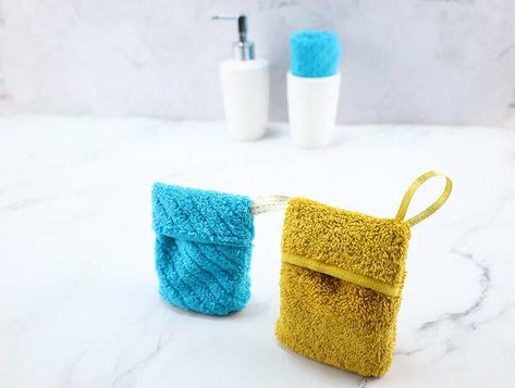 Learn how to make this quick and easy wash cloth soap pouch. It's so easy that you can make the DIY Soap pouch in just five minutes. Some call it soap saver, some call it soap holder, but to me it's merely a washcloth soap pouch that helps me use up even the tiniest piece of soap. Make these cute soap bags to take to summer camp or use at home. Not only they are cute and super simple to make, but they lather well and help hold the soap bar easily. Diy Soap Saver, Diy Soap Pouches, Cute Soap, Soap Pouches, Bar Soap Holder, Soap Bag, Diy Videos Tutorials, Soap Saver, Diy Bar