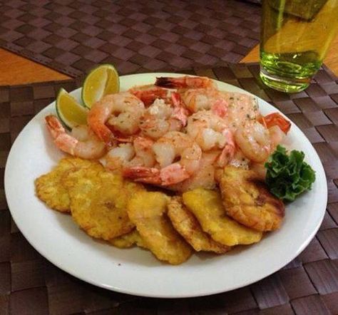 Shrimp and fried plaintain Panamanian Culture, Coffee With Milk, Fried Plantains, Rican Food, Plantains Fried, Chicken Meals, Puerto Rican Recipes, Panama Canal, Local Beer