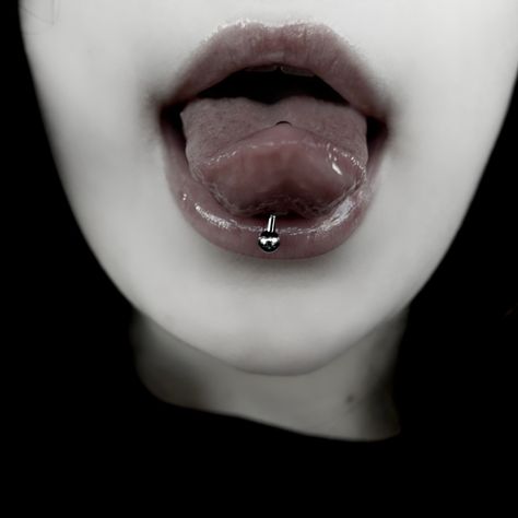 Tounge Piercing Drawing, Tongue Piercing Jewelry Aesthetic, Tip Of The Tounge Piercing, Cute Tounge Peircings, Tounge Pericings Aesthetic, Tongue Piercing Aesthetic, Emo Tongue Piercing, Cool Tongue Piercing Jewelry, Tongue Piercing Jewelry