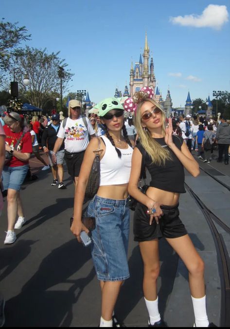 Senior Trip Outfits, Disneyland Aesthetic Outfit, Amusement Park Outfit Summer, Disneyland Dress, Amusement Park Outfit, Disneyland Aesthetic, Disney Outfits Women, Disney Fits, Theme Park Outfits