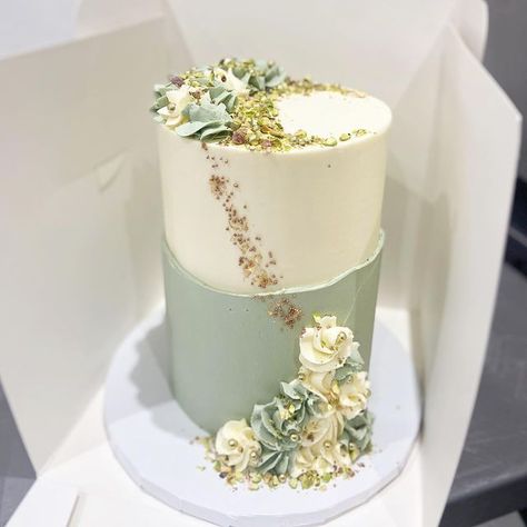 Scarlett Bakes Cakes on Instagram: "Missing pictures on my grid 😢 so here is a cute 6” pistachio cake I made the other week - sometimes the simpler designs end up being the most beautiful! #sagegreencake #pistachiocake #greencake #simplycakedesign #sageandwhitecake #birthdaycakeideas #aesthetic #aestheticcake" Green Cakes Aesthetic, Pistachio Cake Design, Sage Green Cakes, Sage Cakes, Green Cake Aesthetic, Sage Green Birthday Cake, Sage Green Cake, Rođendanske Torte, Birthday Cake For Mum