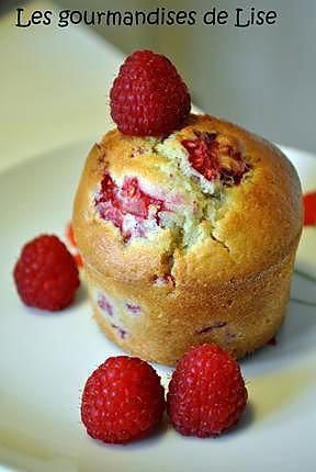 La meilleure recette de Muffins bien moelleux aux framboises! L'essayer, c'est l'adopter! 4.5/5 (8 votes), 11 Commentaires. Ingrédients: Pour 12 petits ou 6 gros muffins :  - 250 g de farine - 150 g de sucre en poudre - 1 sachet de levure chimique - 1/2 de cuillère à café d'extrait de vanille - 100g de beurre demi-sel fondu - 1 œuf - 15 cl de lait demi-écrémé - 2 grosses poignées de framboises (fraiches ou congelées) Vanille Muffins, Best Muffin Recipe, Raspberry Muffins, Muffin Cake, Cake Factory, Cupcake Muffins, Mini Desserts, Fruit Desserts, Muffin Recipes