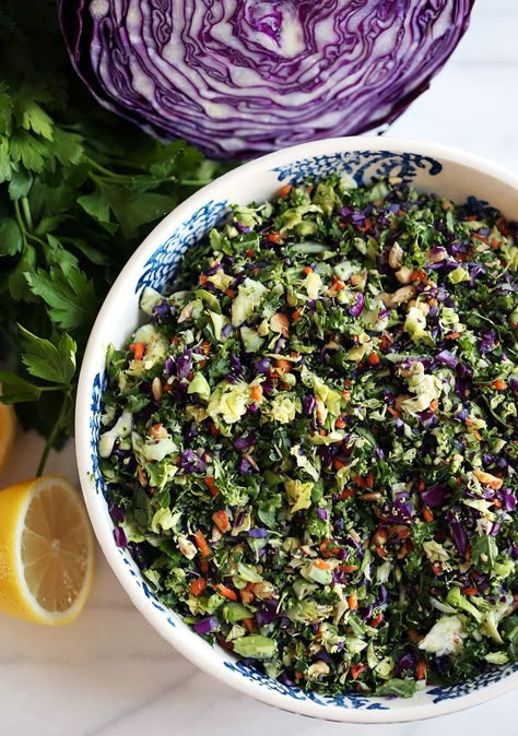 This delicious detox salad is loaded with healthy veggies like brussels sprouts, broccoli, kale and cabbage and makes a ton to last you all week! Turkey Chili Healthy, Salad Kale, Resep Salad, Detox Salad, Vegan Salads, Smoothie Detox, Healthy Veggies, Healthy Detox, Healthy Salad