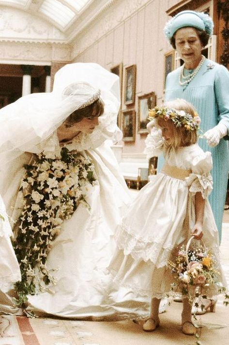 Princess Diana Wedding Dress, Diana Wedding Dress, Princess Diana Dresses, Princess Diana Wedding, Diana Wedding, Princess Diana Family, Princess Diana Photos, Princess Diana Pictures, Diana Fashion